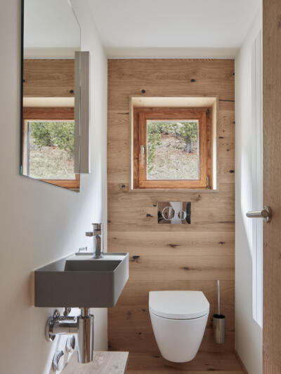 Toilette Holz verkleidet